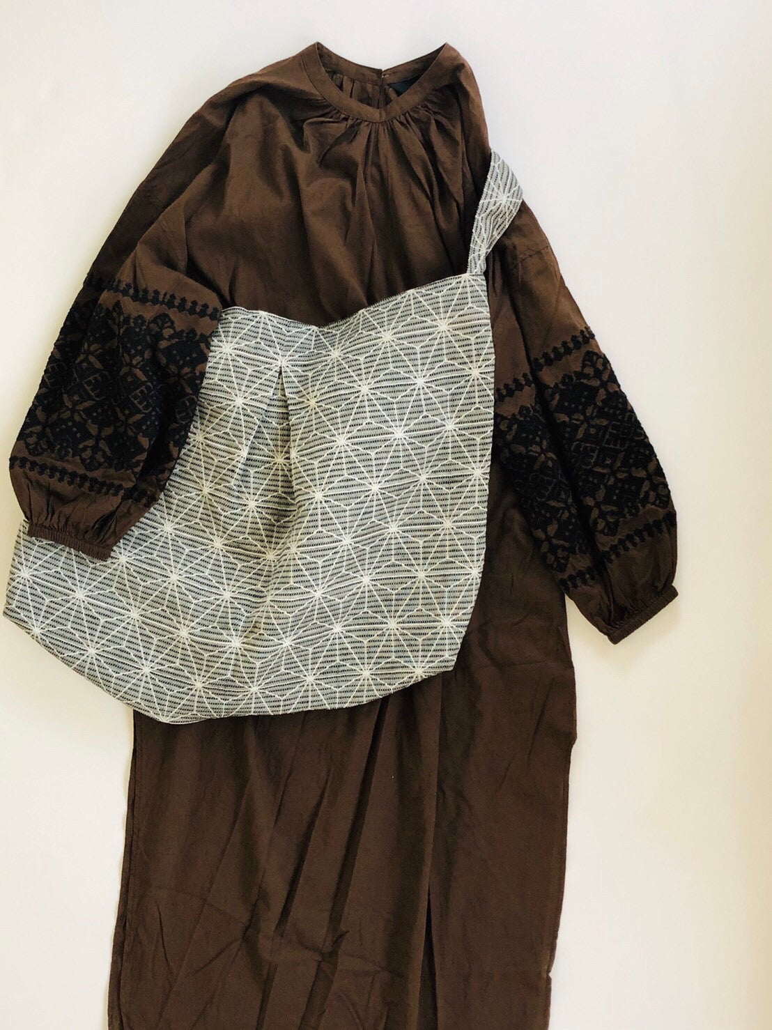 リネン麻の葉柄ショルダーバッグ＆ポーチ セット