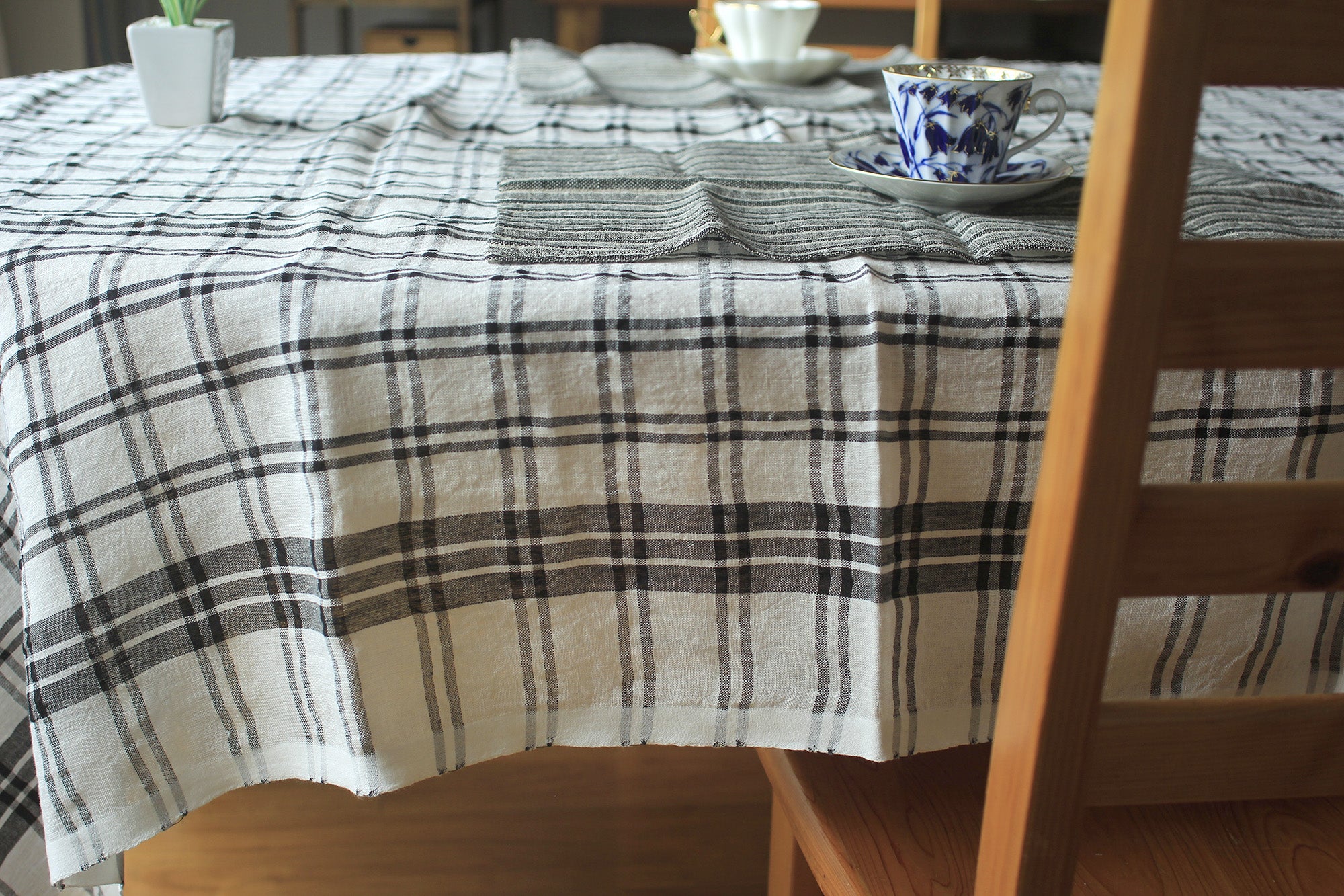 Linen Tablecloth_Black Check